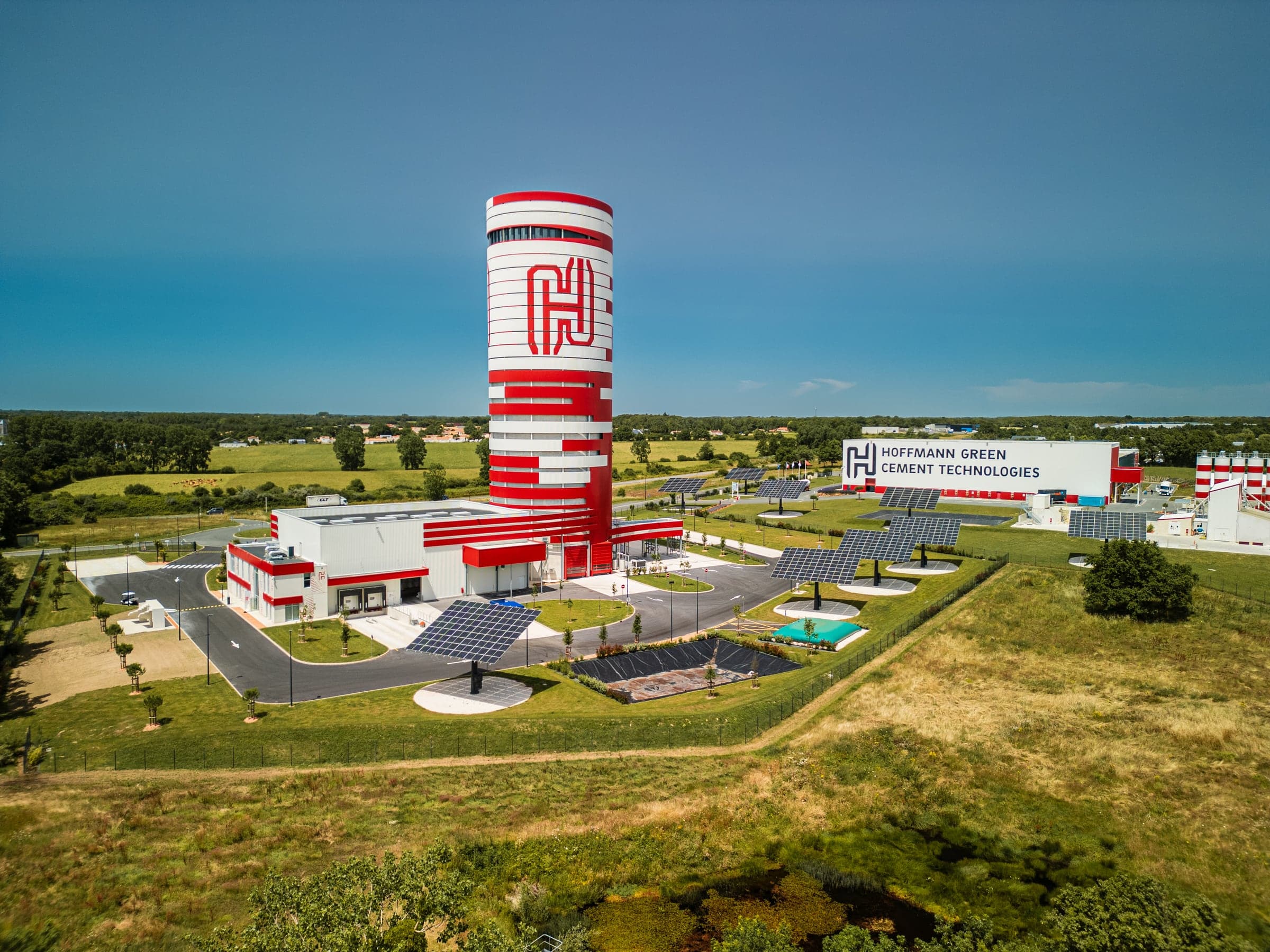 Vue aérienne de la cimenterie Hoffmann Green à Bournezeau, avec la tour H2 rouge et blanche